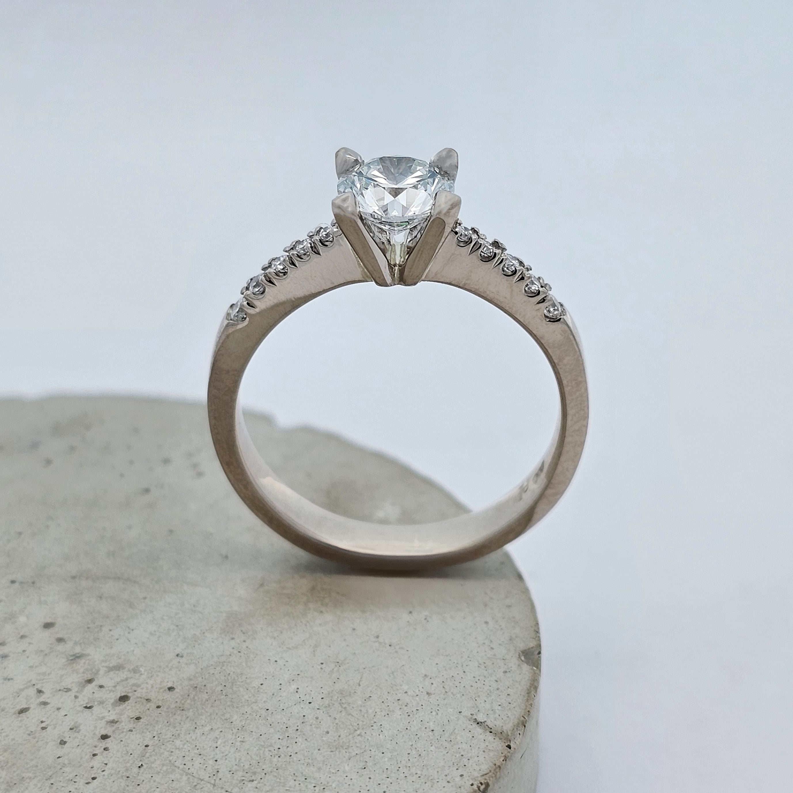 1ct natural diamond ring with graduating French-set diamond shoulders, featuring a strong, structured design and classic solitaire style.