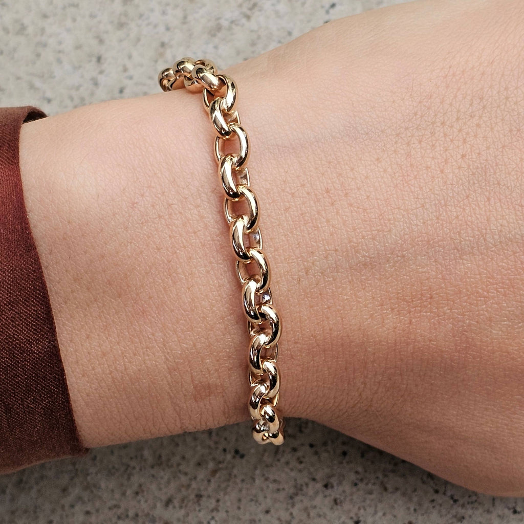 yellow old belcher heavy link bracelet on wrist 