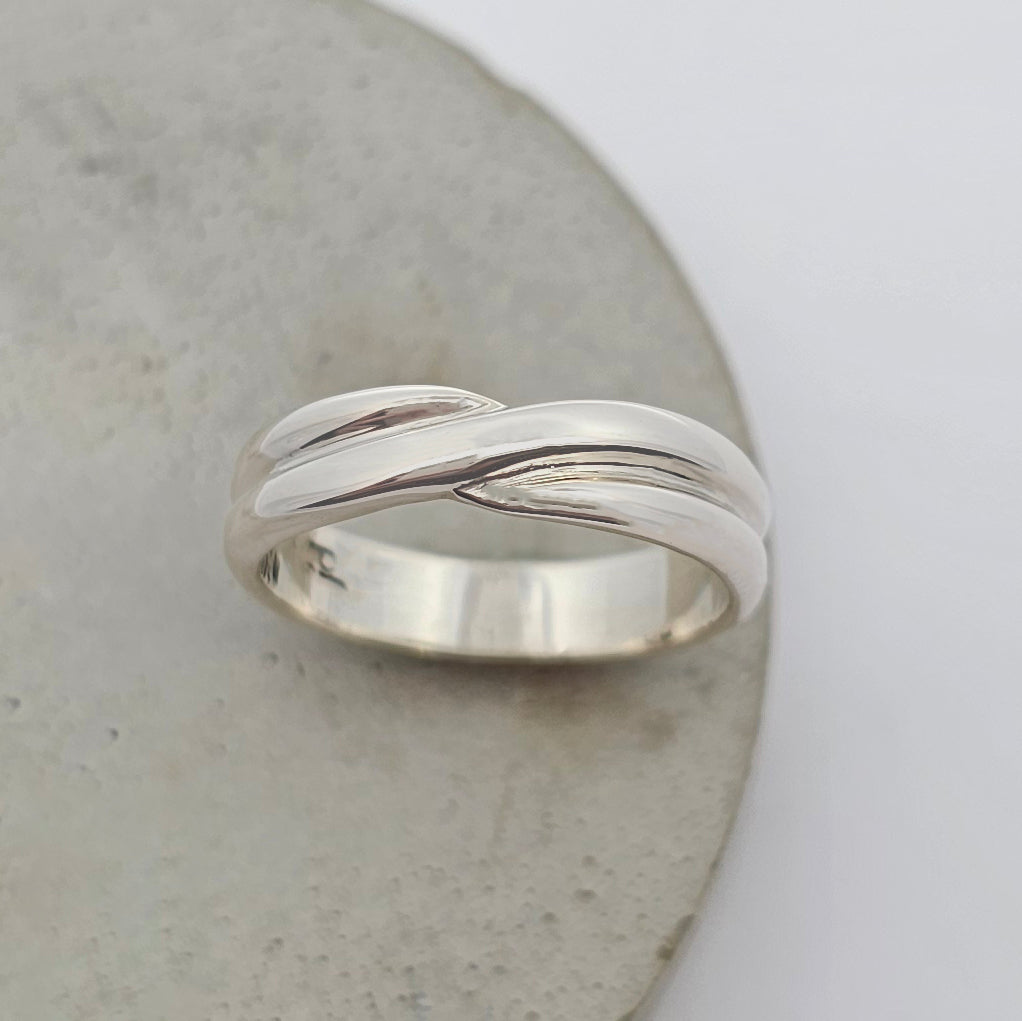 wedding ring; wedding rings; wedding band; wedding bands; ladies wedding ring; ladies wedding band; womans wedding ring; womans wedding band; white gold wedding ring; white gold wedding band crossover wedding ring; crossover wedding band; fitted wedding band; shaped wedding; band; simple wedding band