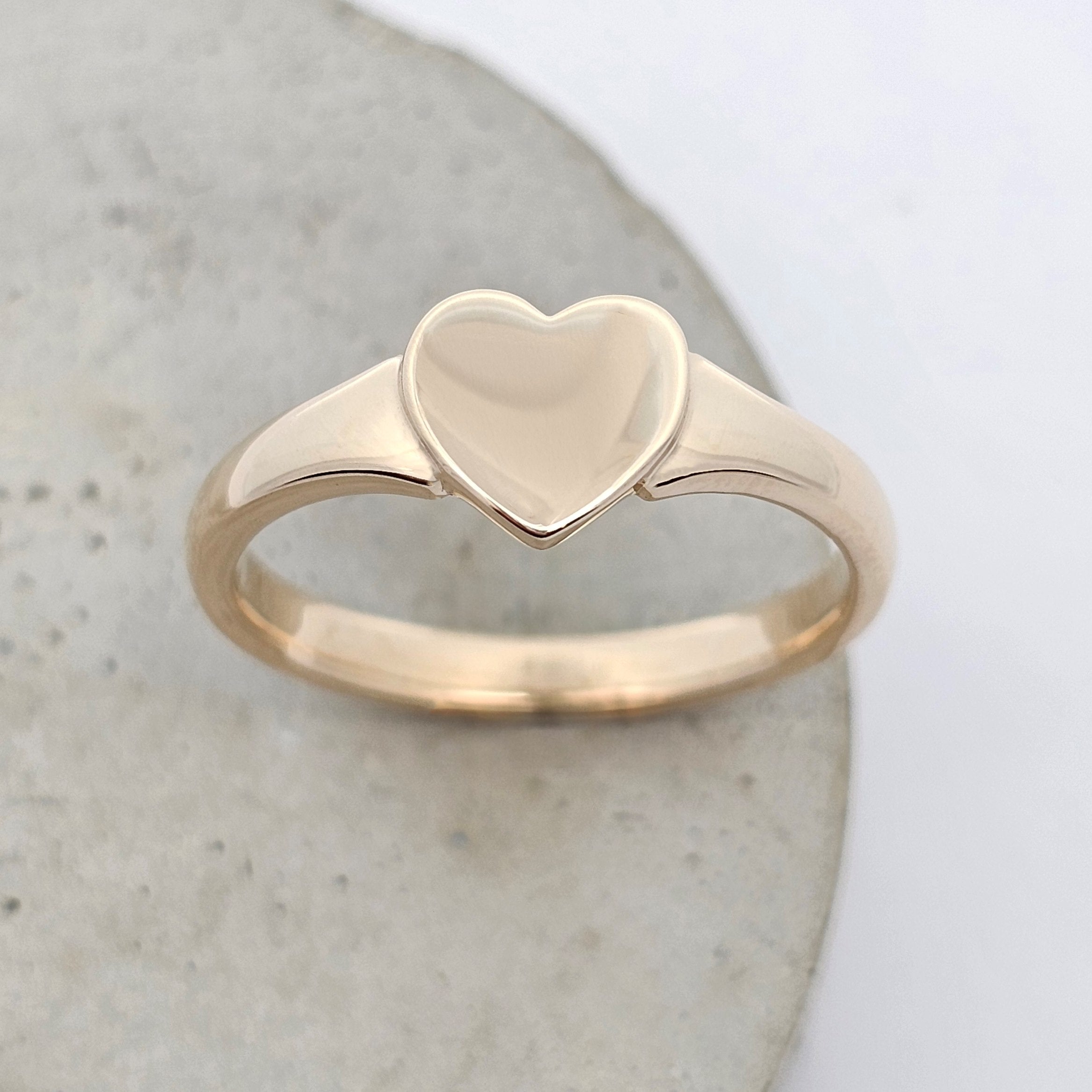 9ct yellow gold heart ladies signet ring 